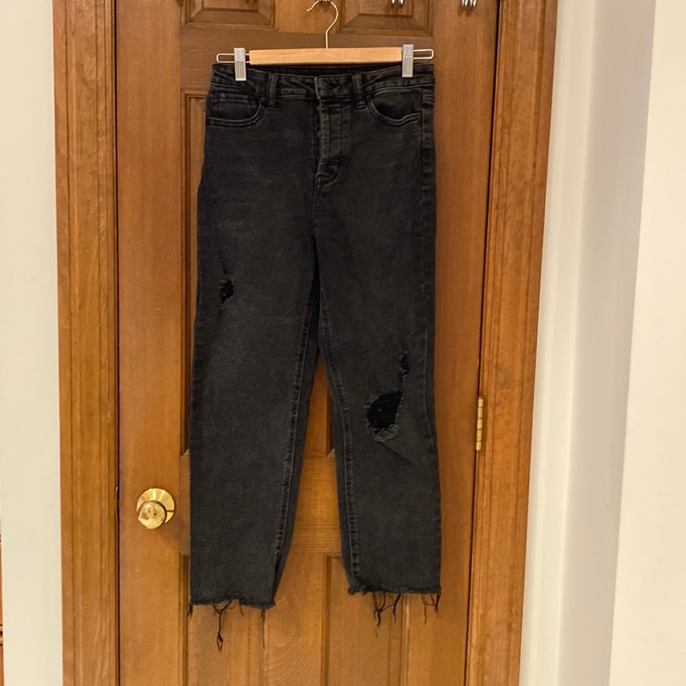 High waisted black jean with rip details